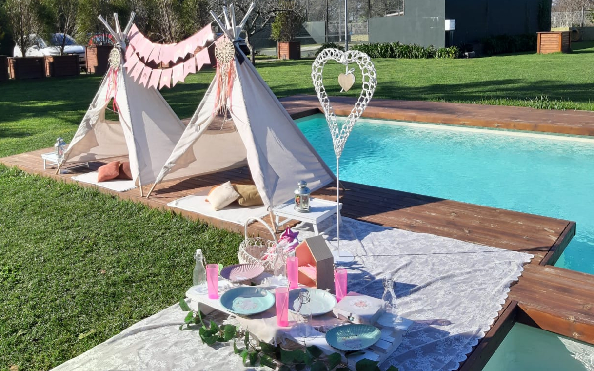 Tipi Fiestas Galicia fiesta picnic en la piscina Comunión